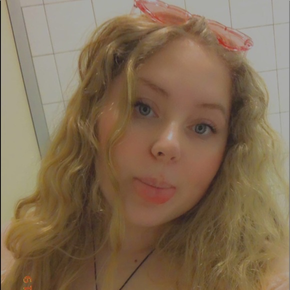 Meet your Posher, Abigail - Picture 2 of 3